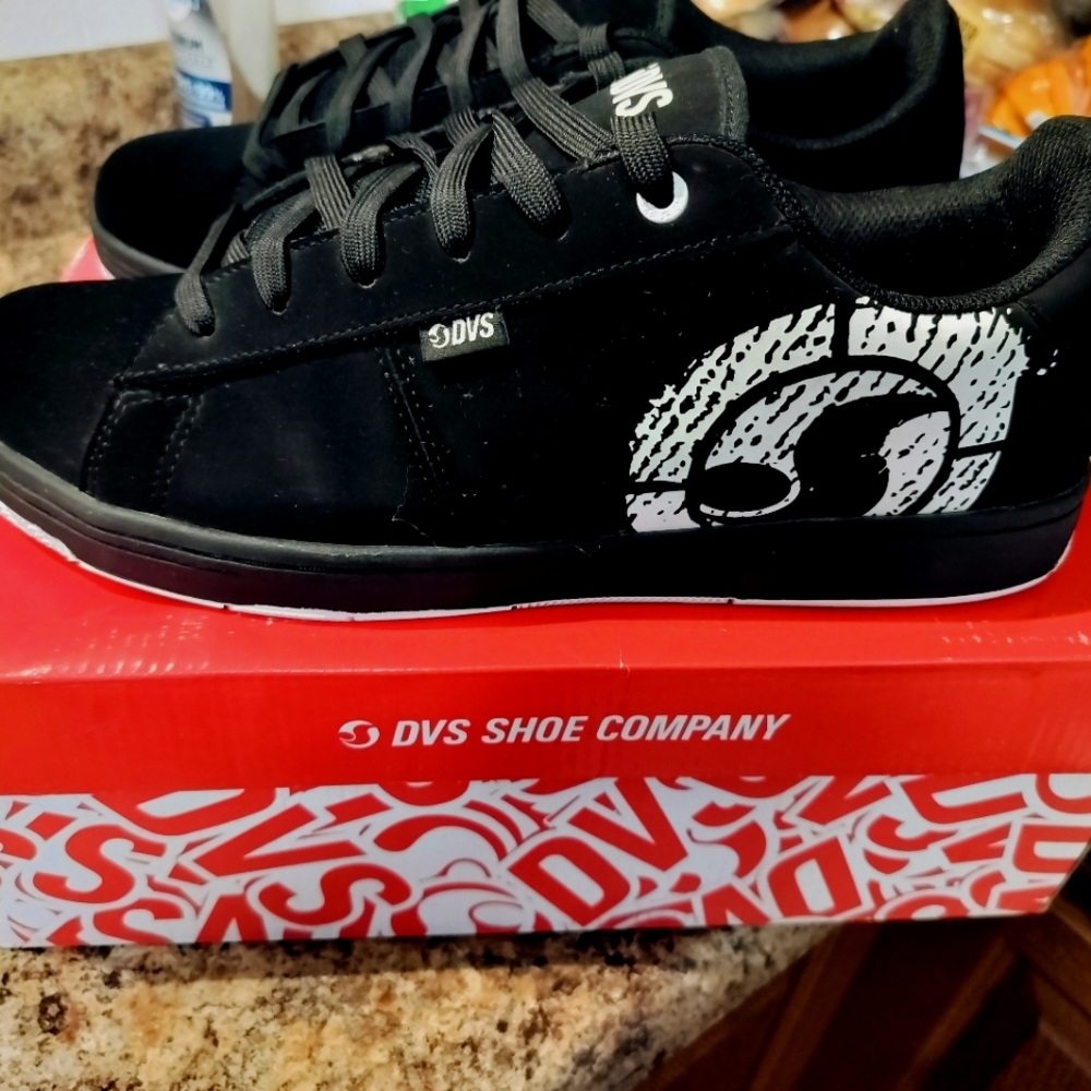 Men's size 11 DVS skate shoe